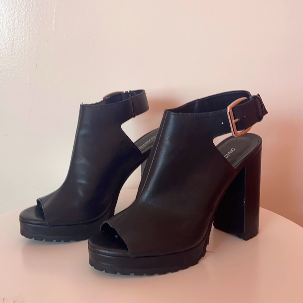 PEEP TOE HEELED BOOTIE ❤️